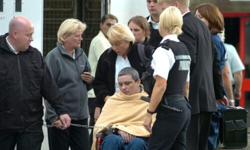 Vrah školaček terčem útoku: Spoluvězeň v Británii ho zbil tyčí. Dříve ho seknuli přes hrdlo