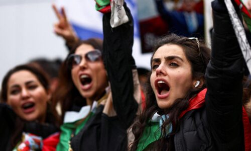 ANALÝZA: Trump skúša v Iráne prevrat na diaľku. My bombardujeme, vy si ich zvrhnite