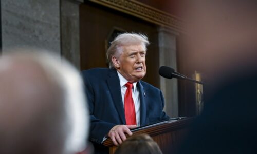 Velká vlna úderů na Írán teprve přijde, ohlásil Trump. Kdo po Chameneím převezme zemi, neví