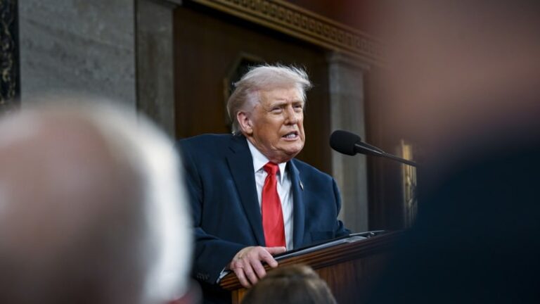 Velká vlna úderů na írán teprve přijde, ohlásil trump. kdo po chameneím převezme zemi, neví