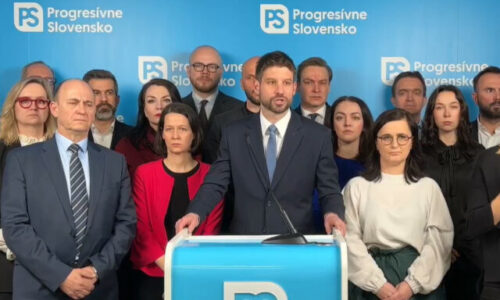 Ficova vláda nakazila Slovensko vírusom, progresívci predstavili „Kladivo na korupciu“ – VIDEO