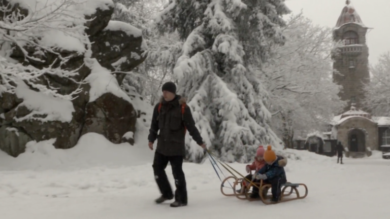 Žádné tahání saní do kopce. na dráze v jizerských horách nasednete a jedete a jedete