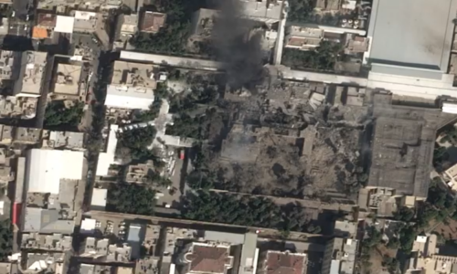 Srovnáno se zemí, tady vidíte jen krátery: CNN ukázala, jak proběhl fatální úder na Chameneího