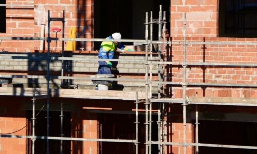 Stavební krize v Česku: Povolení rekordně ubývá. Byty i nájmy výrazně podraží, varuje ČNB