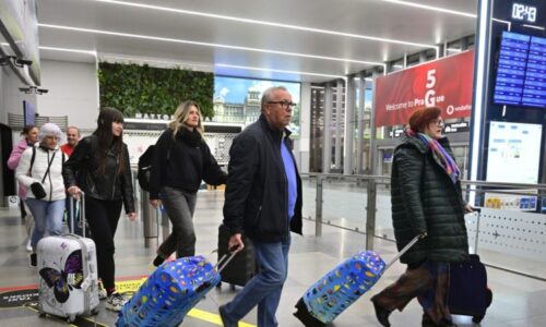 Návrat prvních Čechů z Ománu: Jedna rodina prožila cestou na letiště drama. Mnozí si oddychli