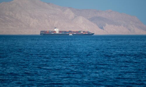 Vojna uzavrela kľúčový uzol na Blízkom východe. Rakety nad Teheránom však ohrozujú aj ďalšiu obchodnú tepnu