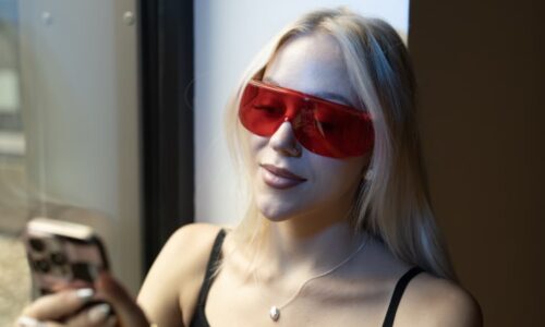 Zázrak pro spánek, nebo virální nesmysl? Červené brýle jsou hit, expert popsal jejich vliv