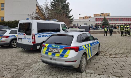 Hrozba na škole v Liberci: Zasahuje policie, probíhá evakuace. Někdo nahlásil bombu