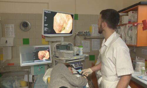 Pálení žáhy, zápach z úst nebo bolest na hrudi: Čechy trápí reflux, může vést až k nádoru