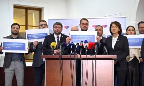 Chaos jako za covidu, hřímá opozice. Chce vědět, jak vláda zajistí návrat Čechů z ciziny