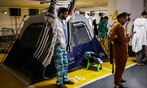 Vláda USA čelí kritike za nedostatočnú pomoc Američanom na Blízkom východe. Letecká doprava je ochromená