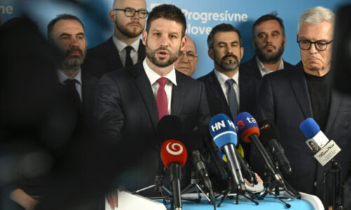 Policajná akcia proti čurillovcom podľa opozície pôsobí spolitizovane, načasovanie vyvoláva otázky – VIDEO