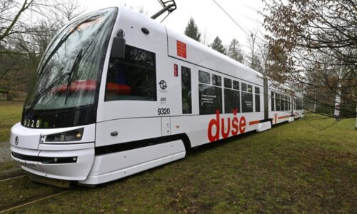 V Praze vyjela Duševní tramvaj. Cestujícím odhalí, kam se obrátit pro psychologickou pomoc
