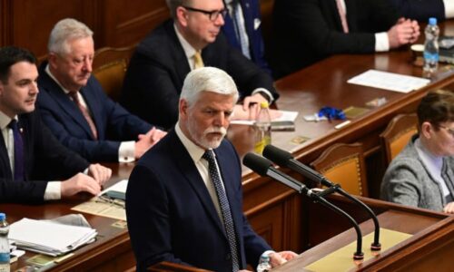 Pavel ve Sněmovně: Nemůžeme jen doufat v mír, obranné výdaje musí růst. Zastal se neziskovek