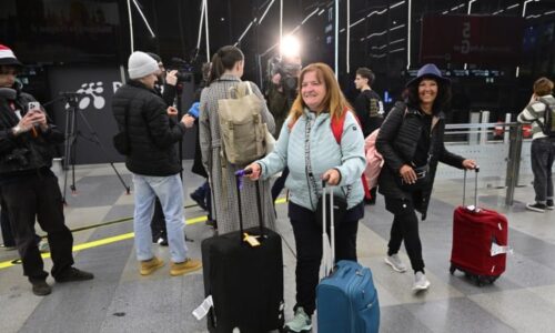 Chaos a špatná komunikace, zuří lidé z repatriačního letu. Češka kritizuje z Dubaje vládu