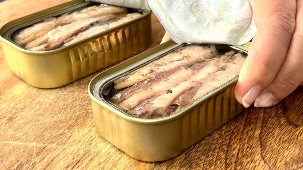 Nimm einfach kartoffeln und sardinen, um dieses super leckere kartoffelgericht zuzubereiten.