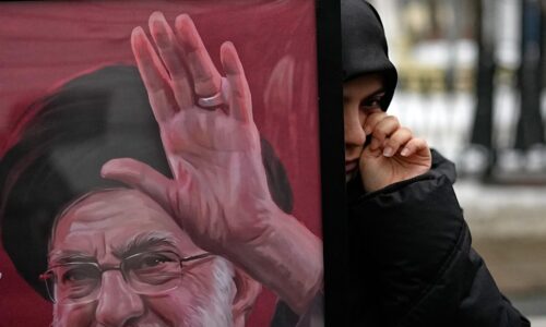 Chameneího sa podarilo vystopovať tiež vďaka hacknutiu pouličných kamier. Svoj zdroj mala aj CIA