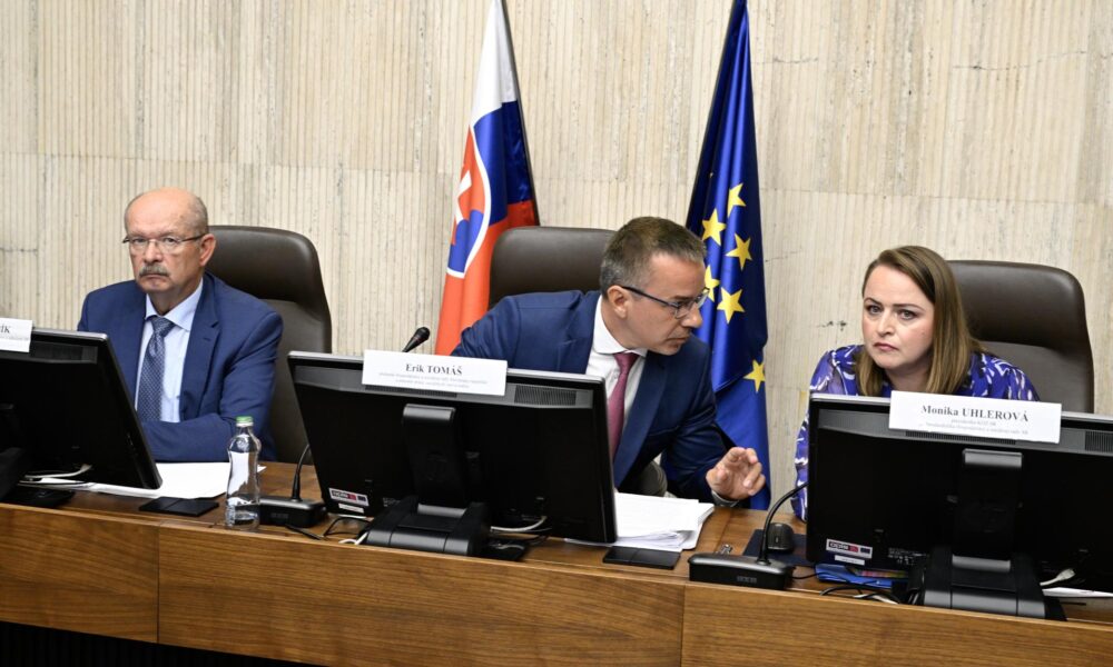 Minimálna mzda sa priblíži k tisícke, výhrady majú obaja kľúčoví hráči. Odborník varuje, že časy sa zmenili