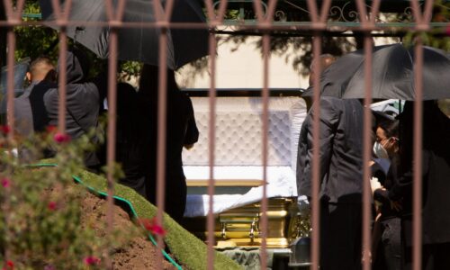 Pozlátená rakva na malom cintoríne. V Mexiku pochovali drogového šéfa El Mencha