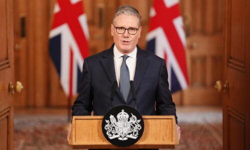 Británia posiela na Cyprus vrtuľníky a do regiónu vojnovú loď, oznámil Starmer