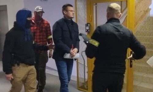 Zadržaných čurillovcov stále vypočúvajú, môže to trvať do rána. Advokát: má to súvis s výsluchmi, ktoré obvinení robili