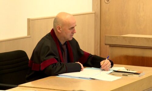 Středoškolačka se pokusila metanolem otrávit spolužáka. Smrtící nápoj ochutnaly i učitelky