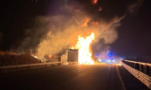 Požár kamionu zastavil provoz na D35. Větším škodám zabránila duchapřítomnost řidiče
