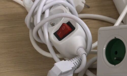 Prodlužka jako riziko? Při přetížení může způsobit požár. Expert radí, jak se mu vyhnout