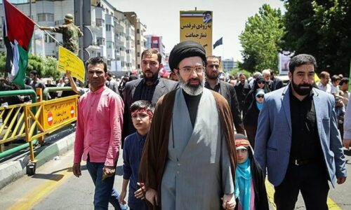 Ruský expert: Čína vedie vojnu s USA prostredníctvom Iránu