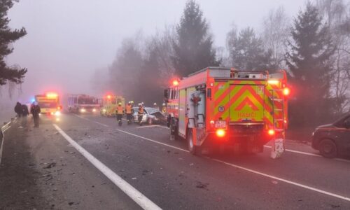 Vážné nehody uzavřely tahy na jihu Čech. Na místě jsou zranění, policie varuje před mlhami