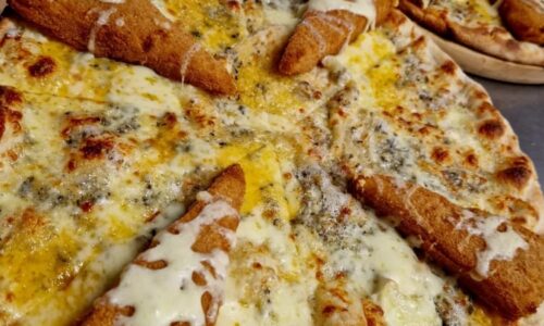 Pizza se smažákem boří sítě: Za to nám Itálie vyhlásí válku. Chybí jen broskev, baví se Češi