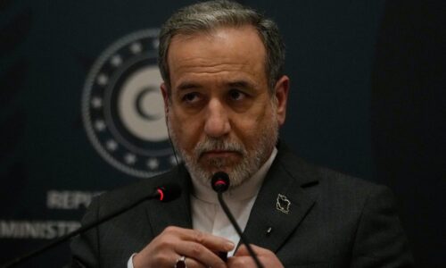 Trump zradil Američanov, ktorí ho zvolili. Bombarduje rokovací stôl zo zlomyseľnosti, tvrdí Arákčí