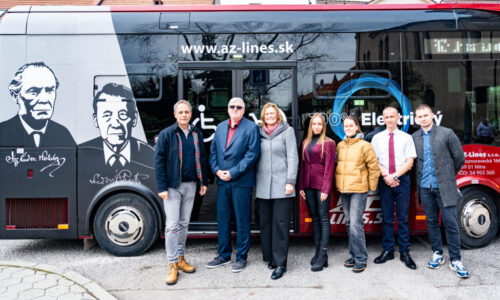 Pezinok má nový elektrobus. Dizajn pripomína významné osobnosti mesta