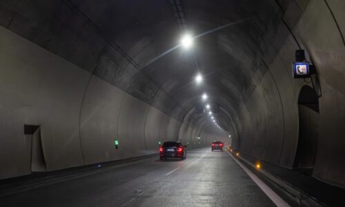 Hasiči zasahujú v tuneli Višňové, zrazilo sa osobné auto s dodávkou