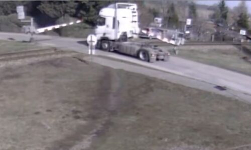 Tahač vjel na přejezd, pak ho smetl vlak. Policie zveřejnila záběry srážky v Nových Zámcích