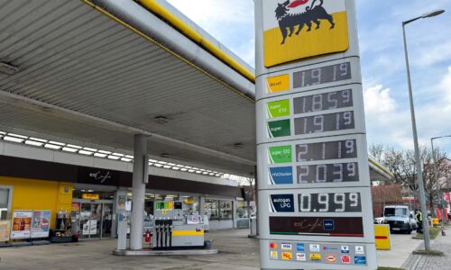 Vlna zdraženia benzínu a nafty dorazila k hraniciam Slovenska. Po Družbe a Iráne je tu navyše aj tretia hrozba