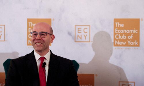 Fed by mal napriek vojne s Iránom pokračovať v znižovaní sadzieb, tvrdí člen Rady guvernérov