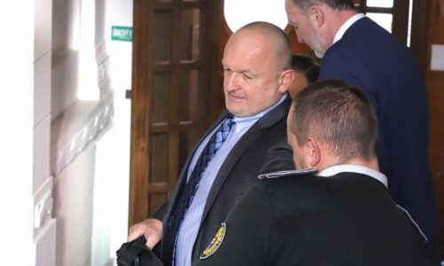 Kollár a jeho šachové figúrky, o spackanej policajnej akcii a čurillovci stále v kurze (Brífing HN)