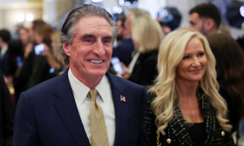 Americký minister Burgum dorazil do Venezuely, kde bude rokovať o ťažbe strategických surovín