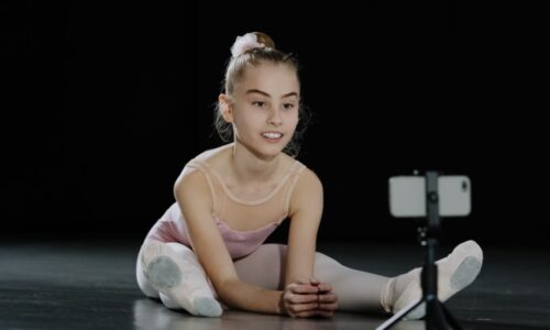 Taneční trenér je osočován z pedofilie. Sdílením videa s malou holčičkou pobouřil internet