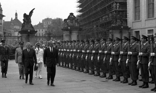 Komunisté a Írán: Plzeňské pivo pro šáha a klíče od Teheránu prezidentu Svobodovi