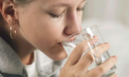 Zapomeňte na ranní kávu. Specialista poradil nápoj, který nastartuje tělo a pomůže zhubnout