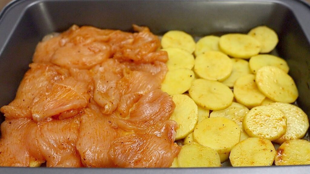 Tolles abendessen mit kartoffeln und hähnchenbrust im ofen!