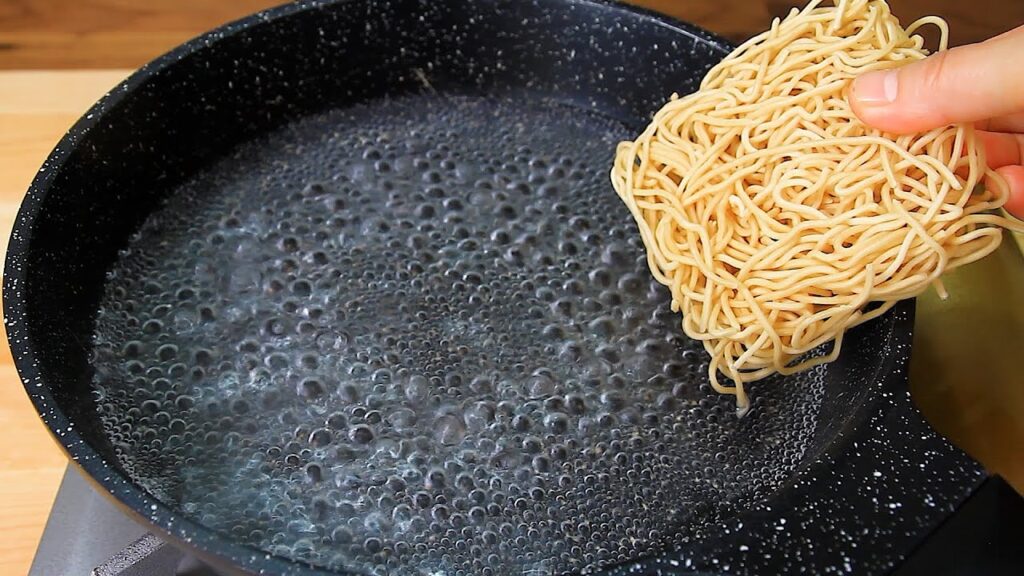 Use this way to cook instant noodles! super easy and delicious!