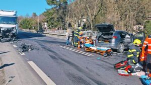 : hrozivá nehoda pri kremnici: kamión sa čelne zrazil s autom