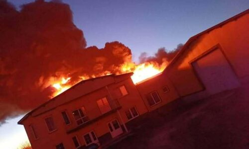 Hasiči zasahujú pri rozsiahlom požiari konzervárne v Moravskom Svätom Jáne