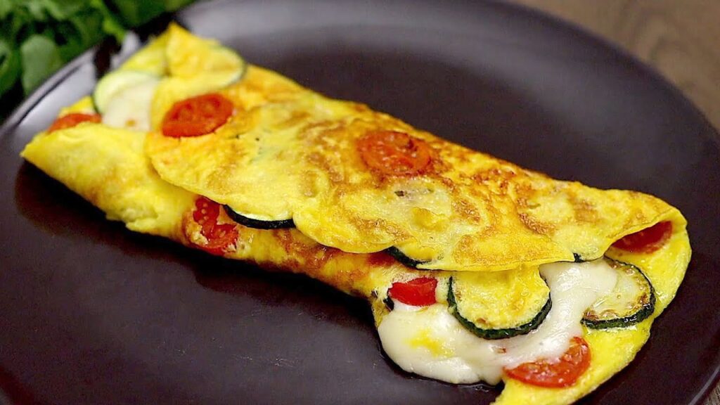 Leckeres frühstück in 5 minuten! eier mit zucchini und tomaten.