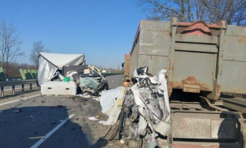 Hrůzná nehoda na D35: Dálnice je uzavřená. Z dodávky zůstal jen šrot, odhalují snímky