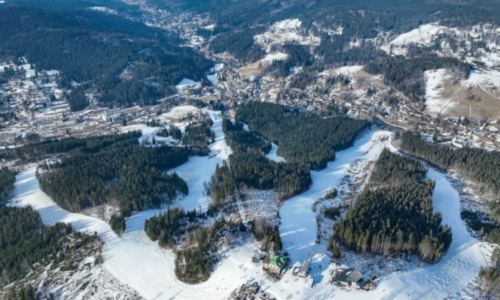 Tragédie na sjezdovce v Jizerských horách: Mladý muž nepřežil náraz do stromu