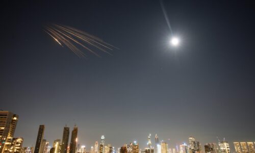 Irán a Hizballáh vo štvrtok koordinovane odpálili rakety. Chceli preťažiť protivzdušnú obranu, tvrdí Izrael